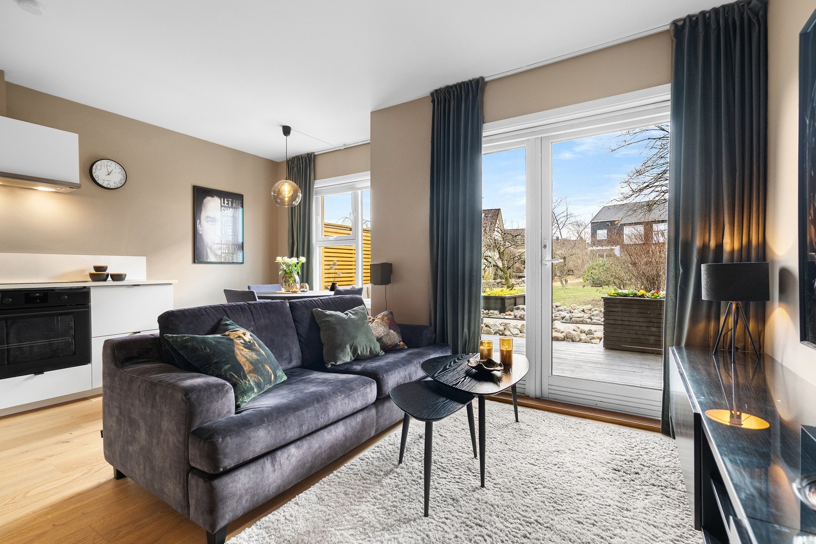 De store vindusflatene slipper inn rikelig med naturlig lys og bidrar til å skape en luftig romfølelse. Galleribilde