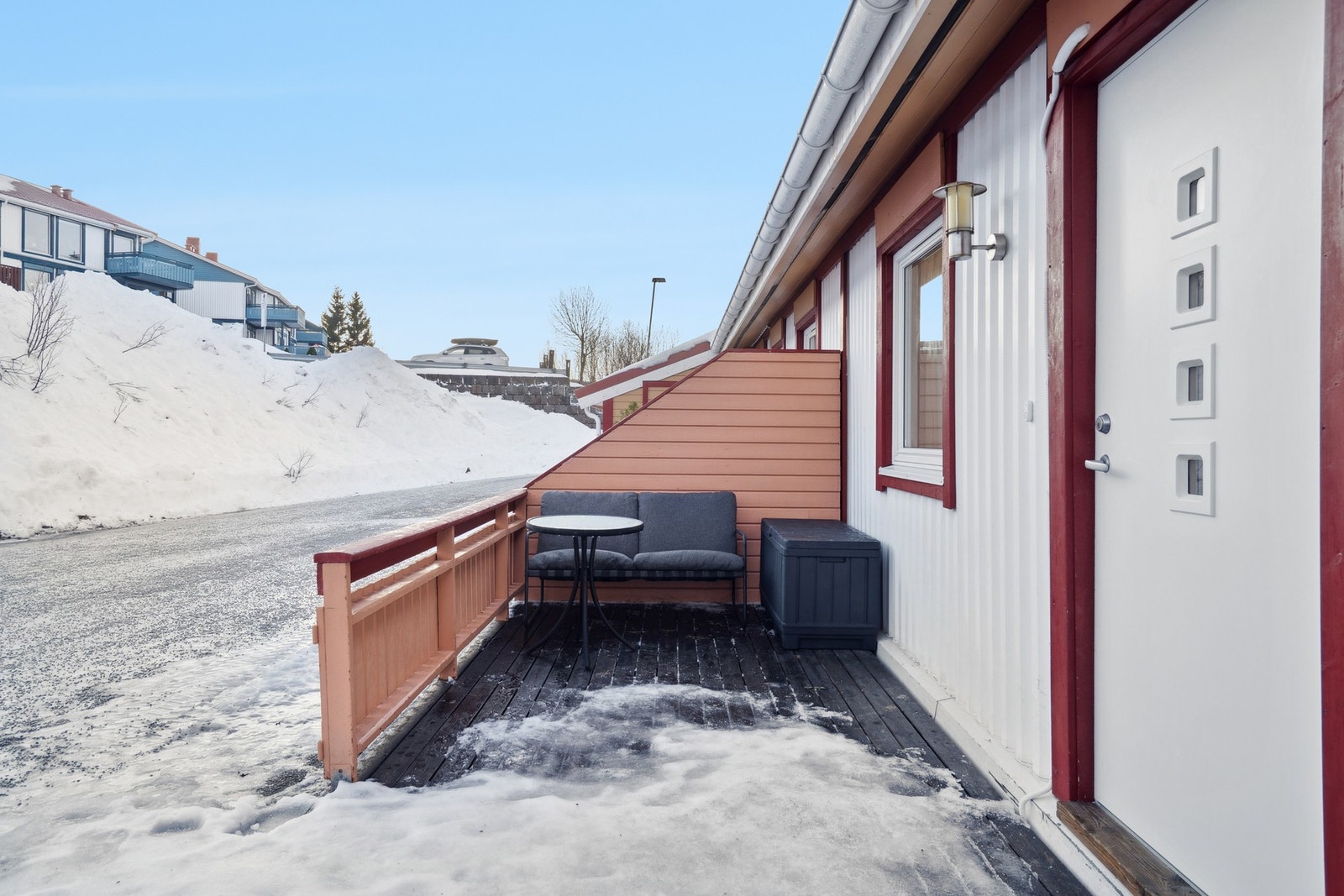 Entré - sittegruppe og platting også på østsiden, hvor du kan nyte sol tidlig på dagen Galleribilde