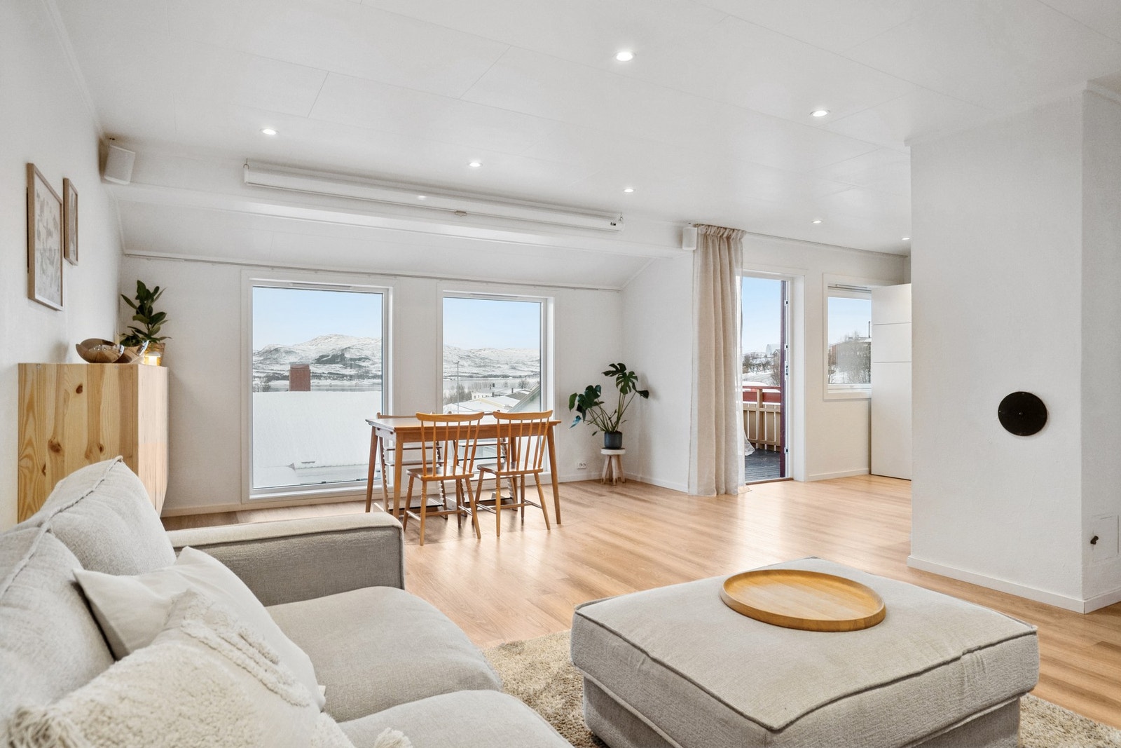 Velkommen til Vågvegen 10B - presentert av Mads Jørgensen Ulve ved EiendomsMegler1 avd. Strandtorgert Galleribilde