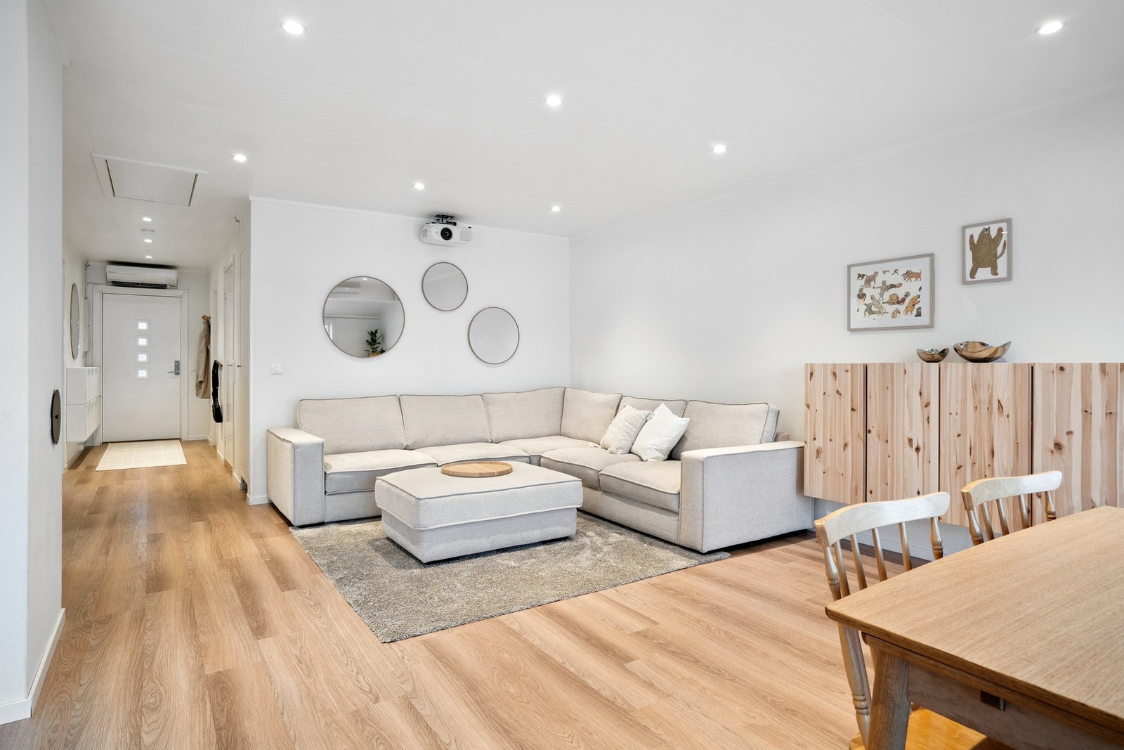 Romslig stue med godt med møbleringsmuligheter Galleribilde