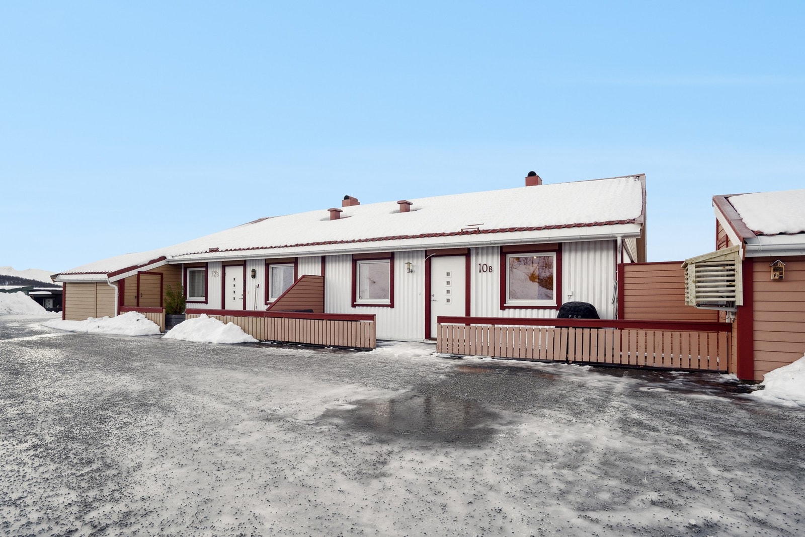 Biloppstillingsplass utenfor eget inngangsparti Galleribilde