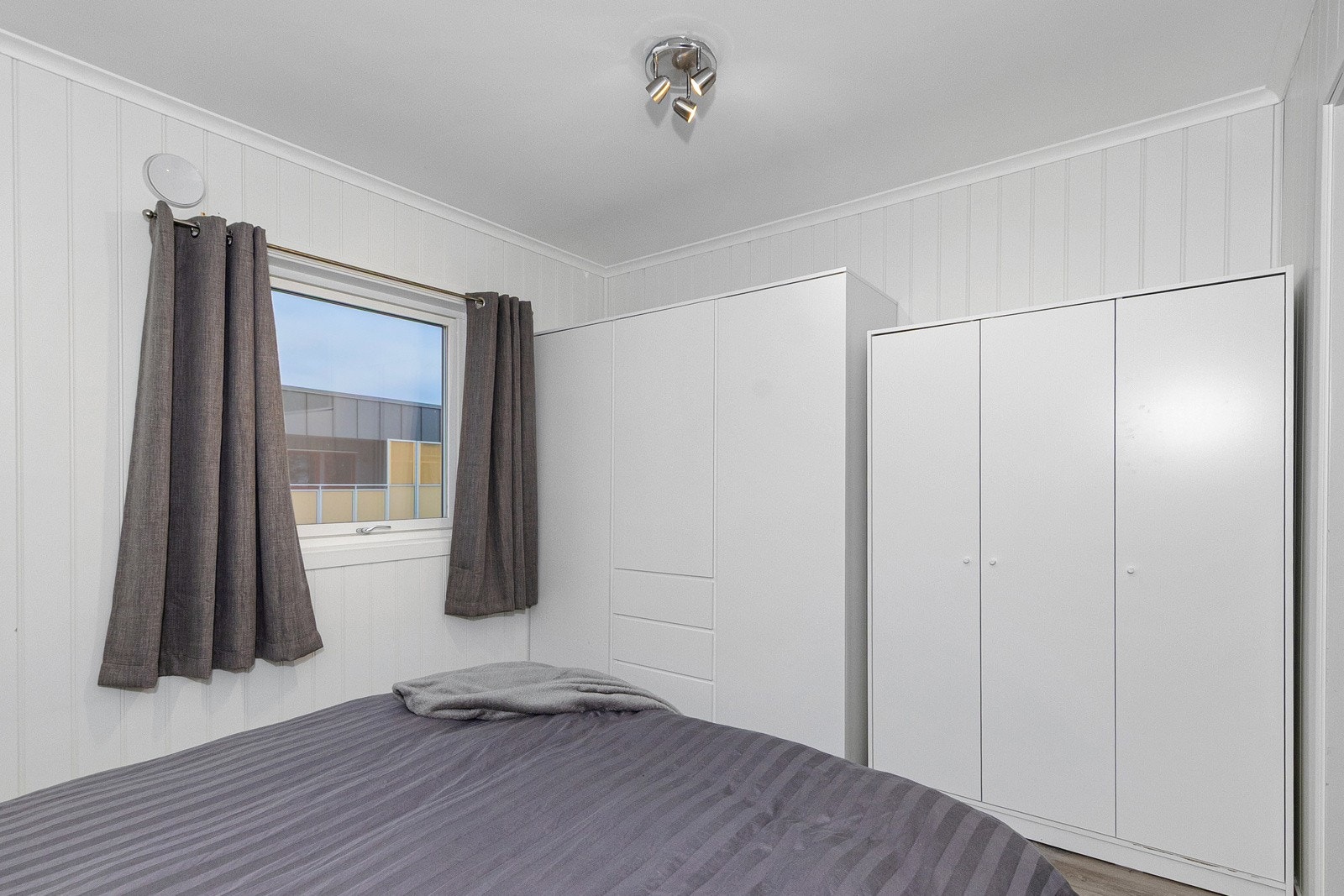 Plass til en hel skaprekke på rommets bredde vegg. Galleribilde