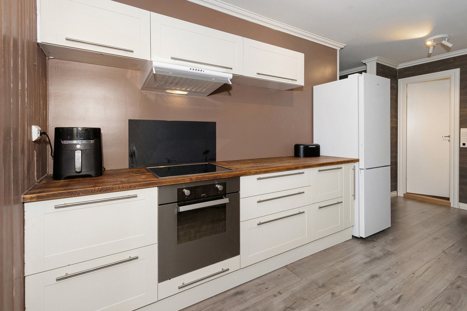 Enkel rekke med overskaper hvor også ventilator er montert. Galleribilde