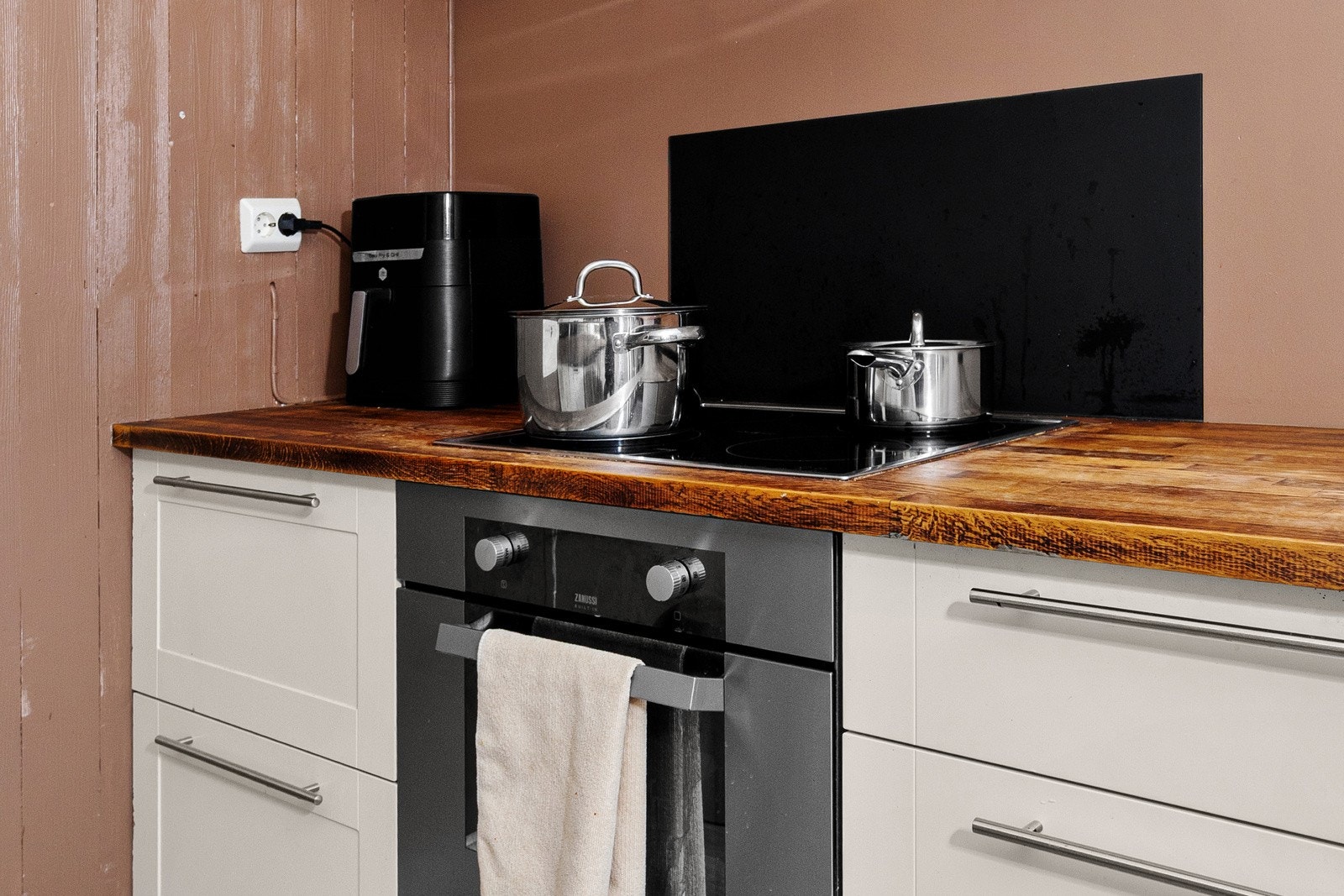 Integrert stekeovn med platetopp følger med kjøpet. Galleribilde