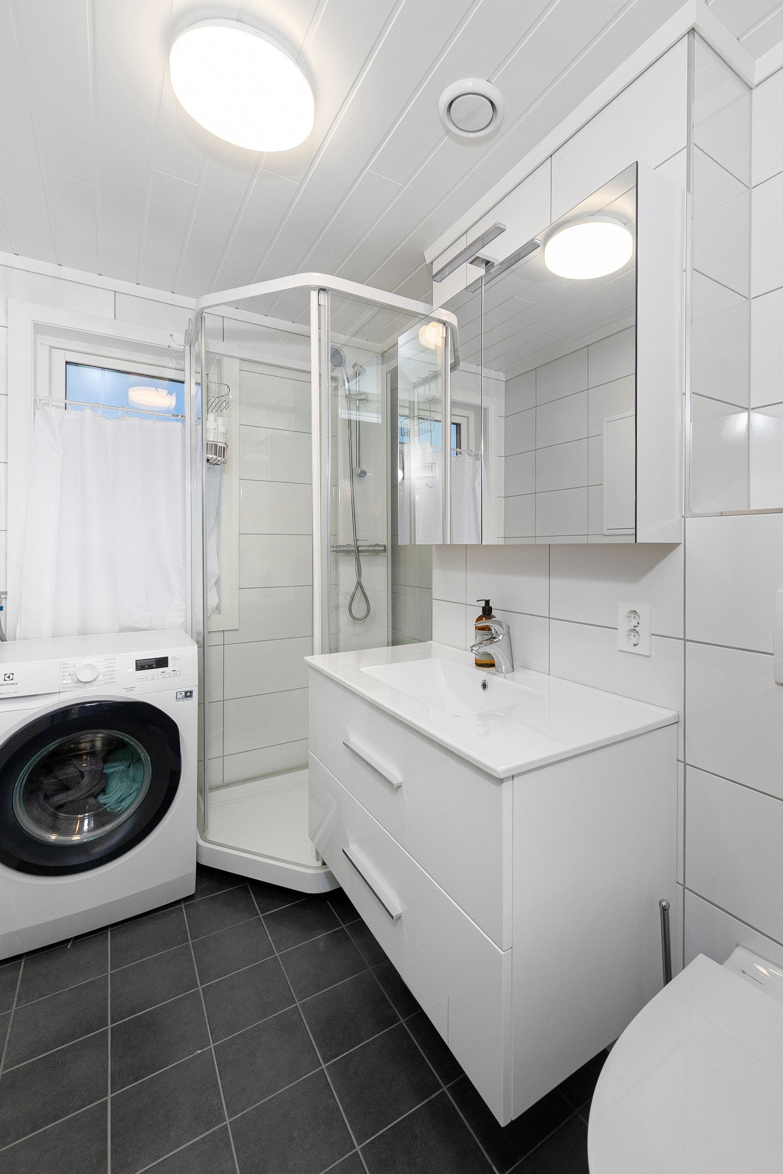 Baderommet ble oppgradet i borettslaget's regi i 2023. Trivelig og plasseffektivt bad med også opplegg for vaskemaskin og tørketrommel.. Galleribilde