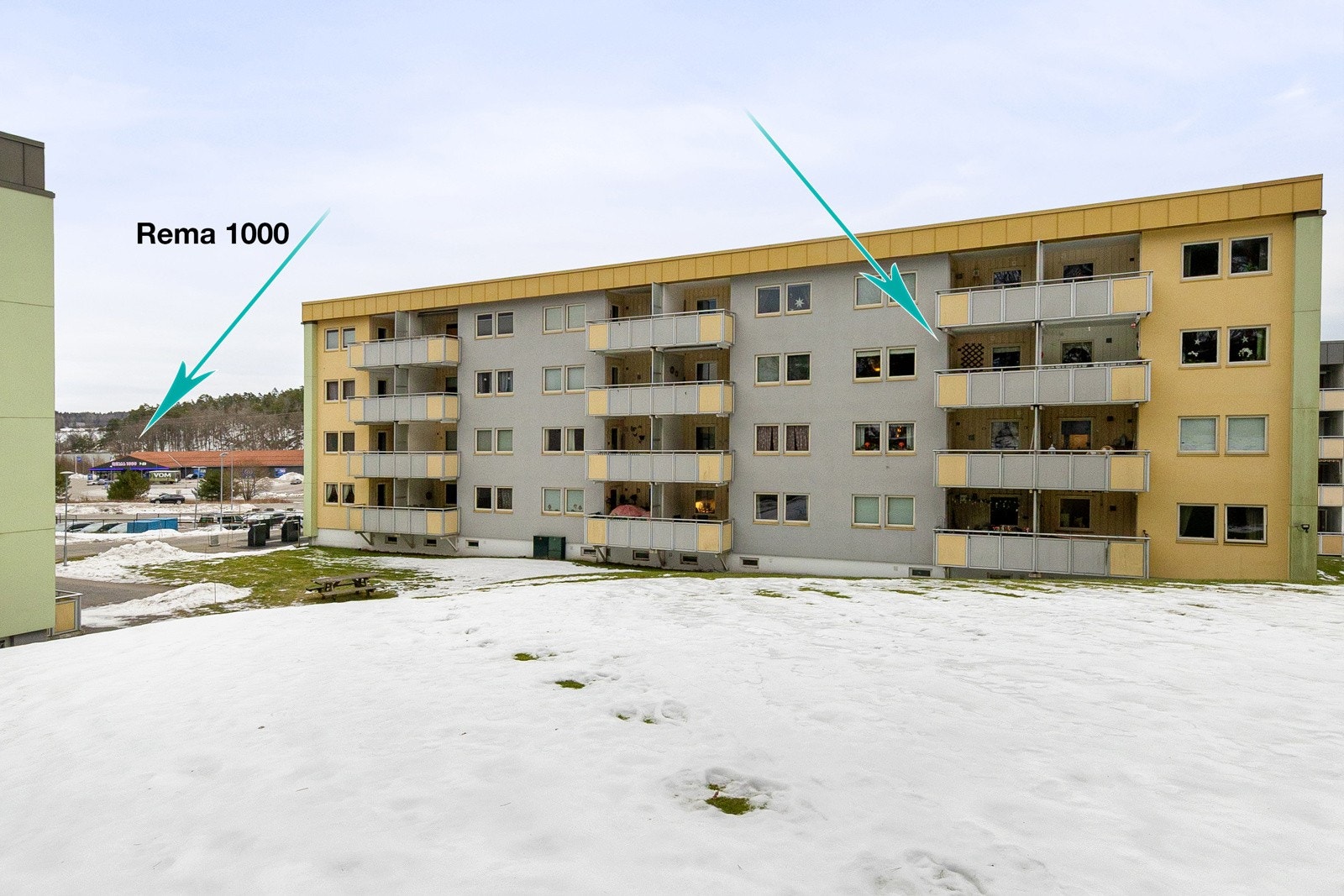 Leilighetenen ligger i gangavstand fra en stor Rema 100 butikk. Det er også treningssenter, bowling, Europris og Tjølling grillen bl.a. i samme området. Galleribilde