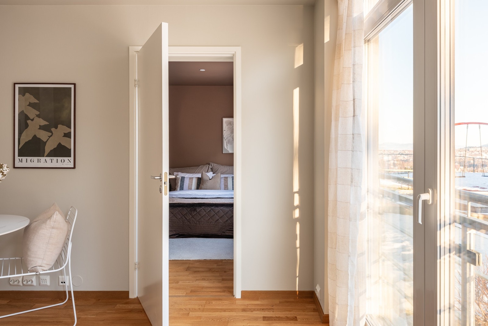 Store vindusflater sørger for godt innslipp av naturlig lys. Galleribilde