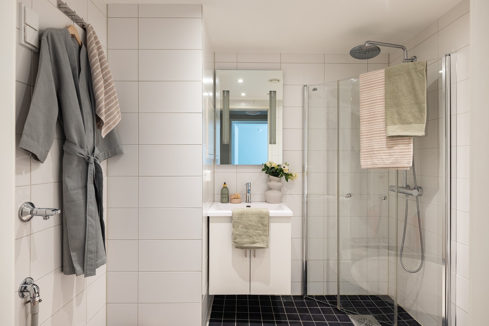 Flott og tidløst baderom med flis på gulv og vegger, spotter i himling og gulvvarme. Galleribilde