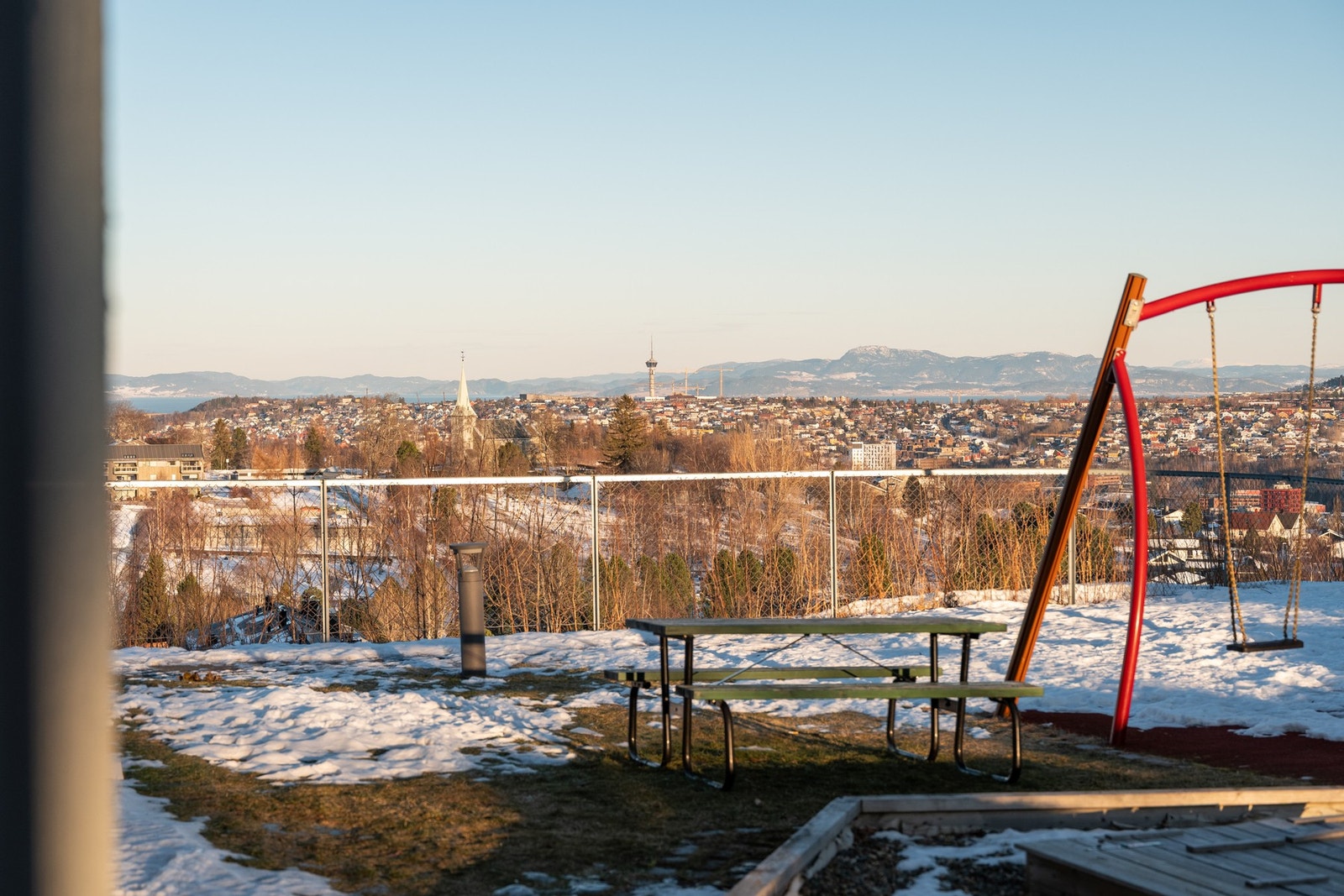 Fra balkongdørene på stuen, får du en etterspurt utsikt over store deler av byen, og Forbordsfjellene på andre siden av fjorden. Galleribilde