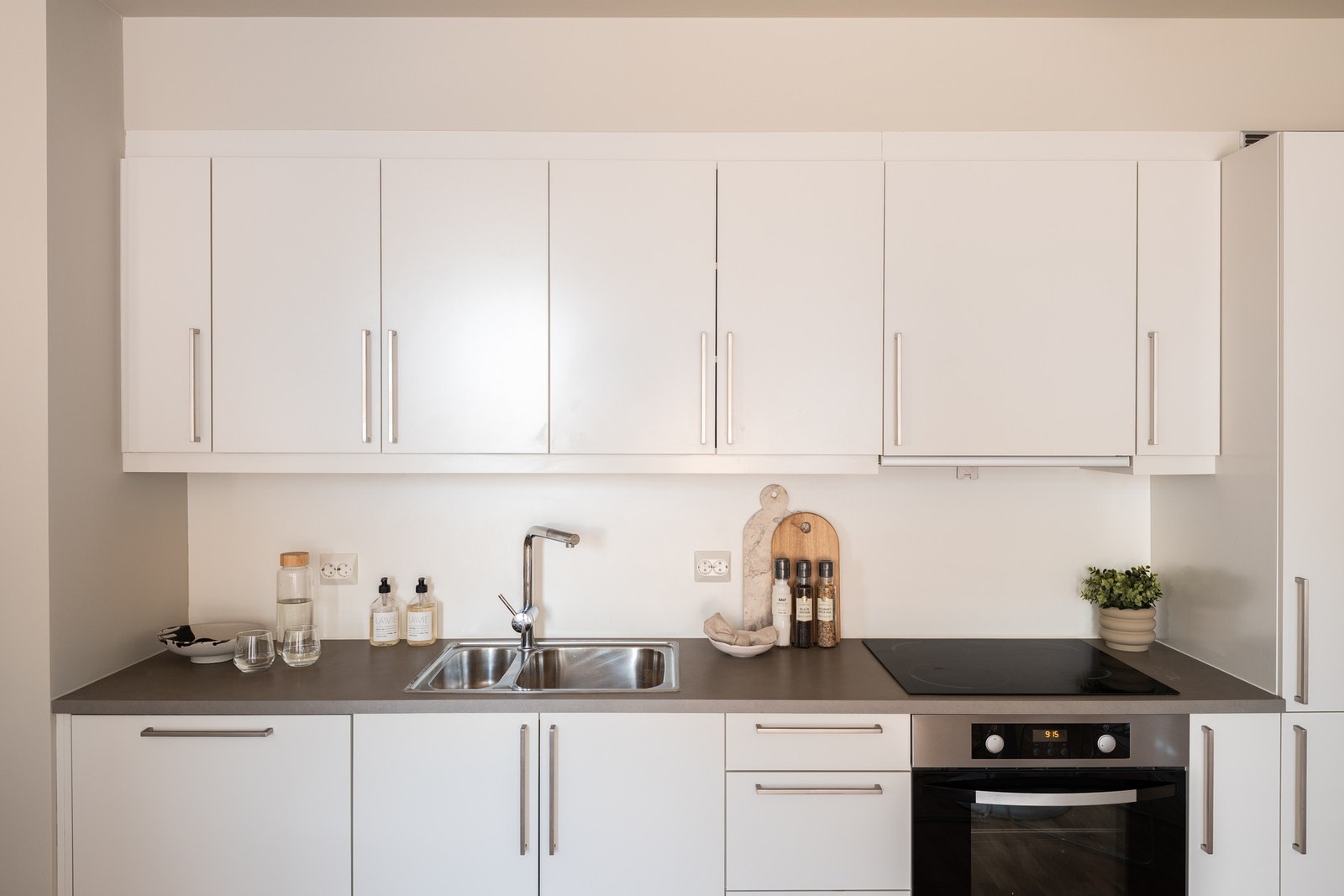 Svært funksjonelt og praktisk kjøkken, med gode arbeids- og lagringsmuligheter. Integrerte hvitevarer og mekanisk avtrekk. TG1. Galleribilde