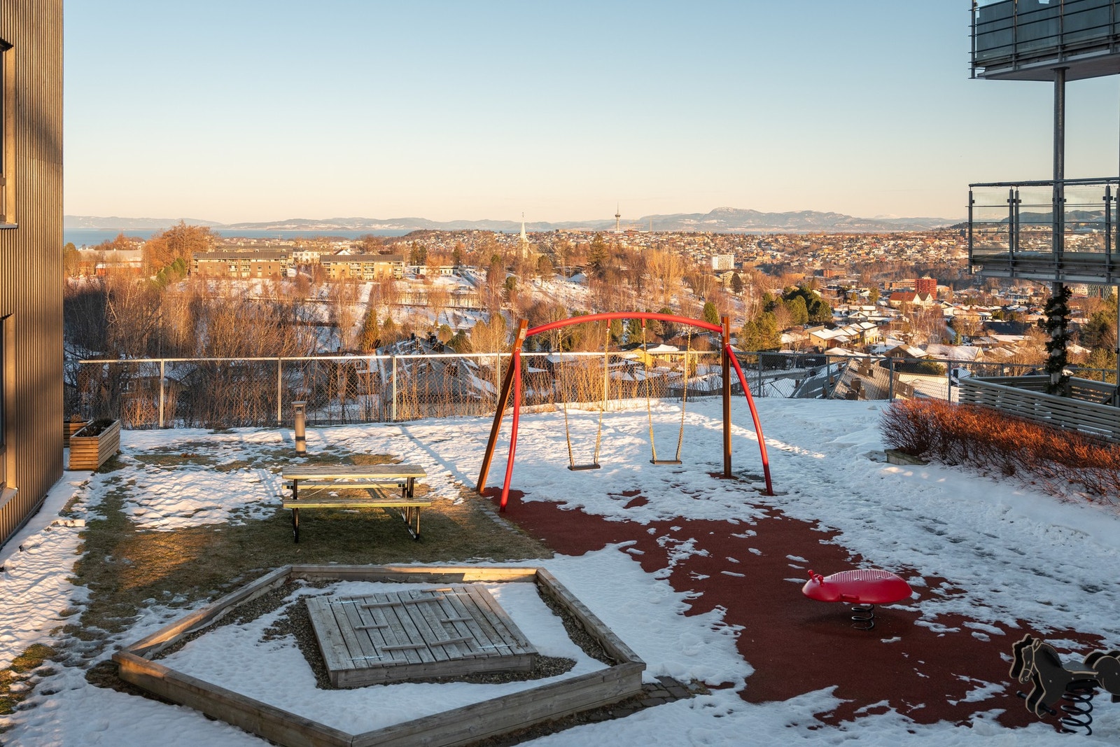 Boligen er en del av Sameiet Munkvoll Gård. Her har man enkel tilgang til rolige og flotte friarealer. Galleribilde
