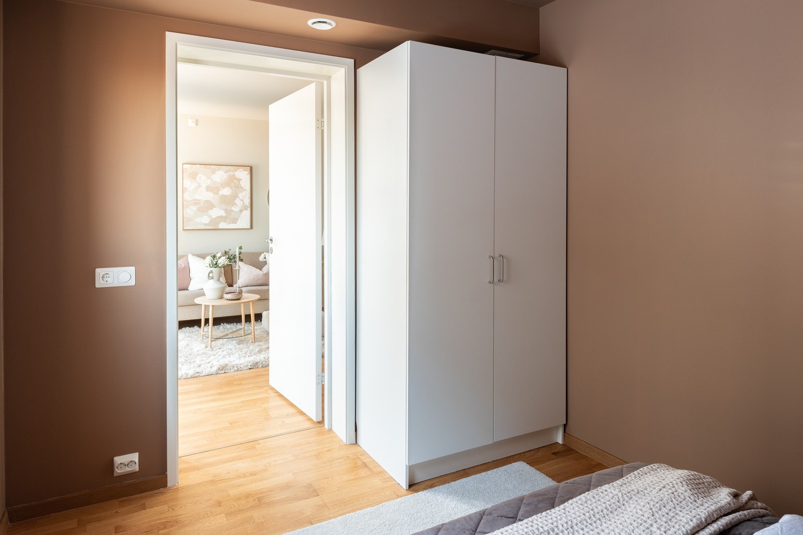 Eget egnet areal til garderobeløsning på rommet. Alternativt kan dette arealet benyttes til hjemmekontor. Galleribilde