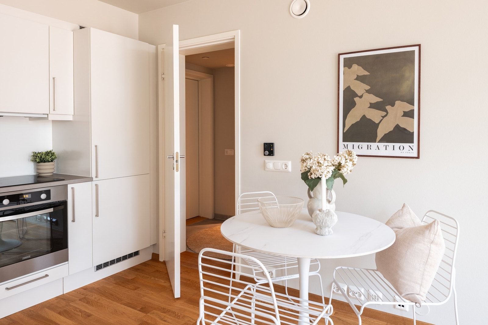 Fjernvarme og balansert ventilasjon sørger for et friskt og lunt inneklima, året rundt. Galleribilde