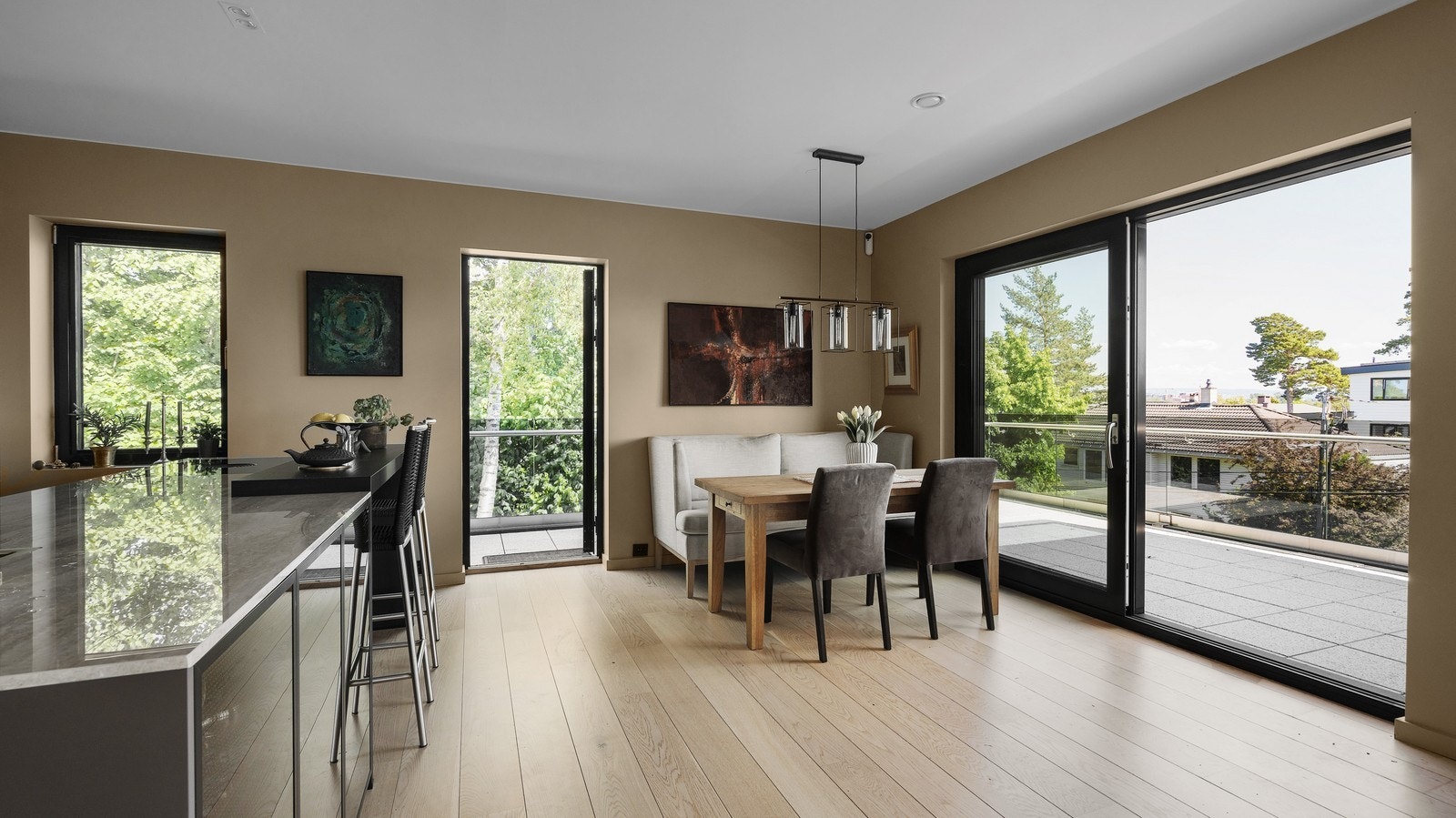 Kjøkken med spiseplass Galleribilde