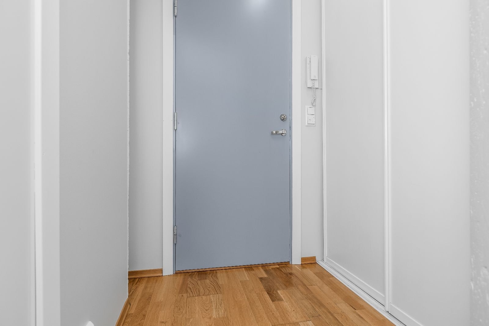 I gang er det skyvedørsgarderobe med plass til å henge fra seg yttertøyet Galleribilde