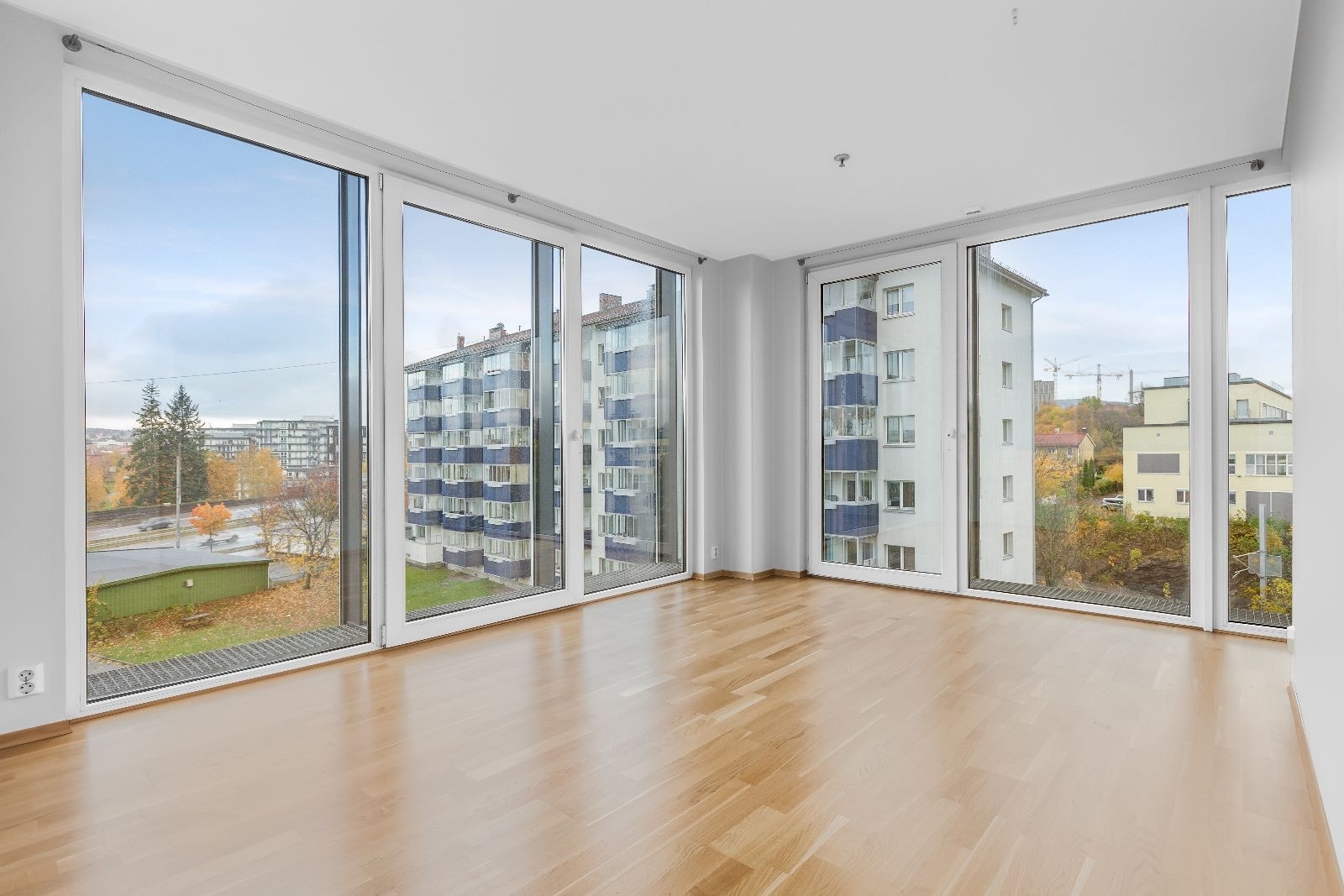 Fra stuen er det fint utsyn gjennom unike panoramavinduer - godt med lysinnslippp! Galleribilde