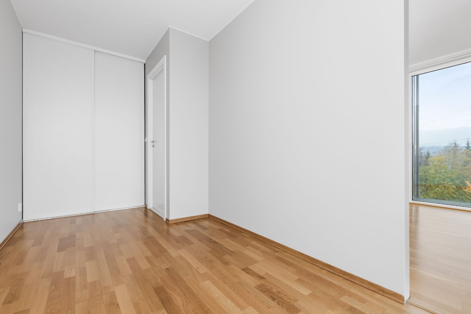 Soverom med skyvedørsgarderobe - Åpning mot stue på ene siden av soverom Galleribilde