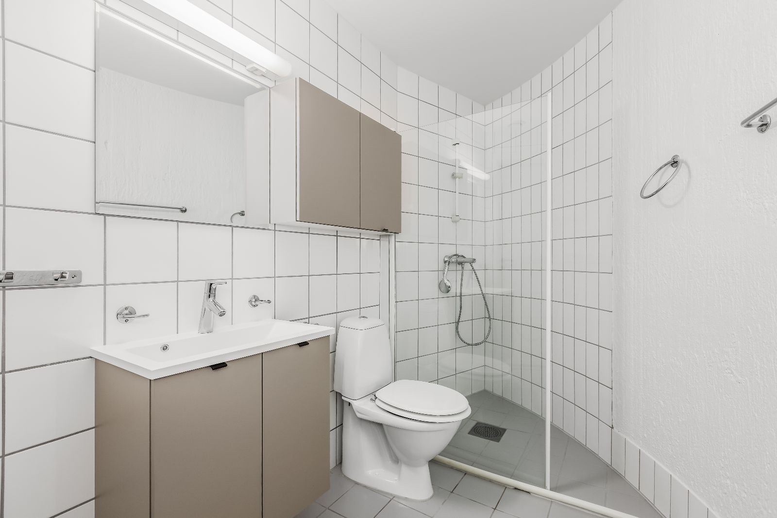 Pent flislagt bad med ny innredning fra HTH i 2020 Galleribilde