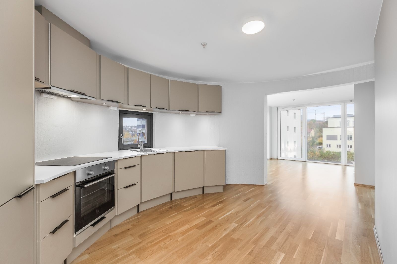 Lekkert HTH kjøkken med benkeplate av corian, og integrerte hvitevarer. Nytt i 2020 Galleribilde