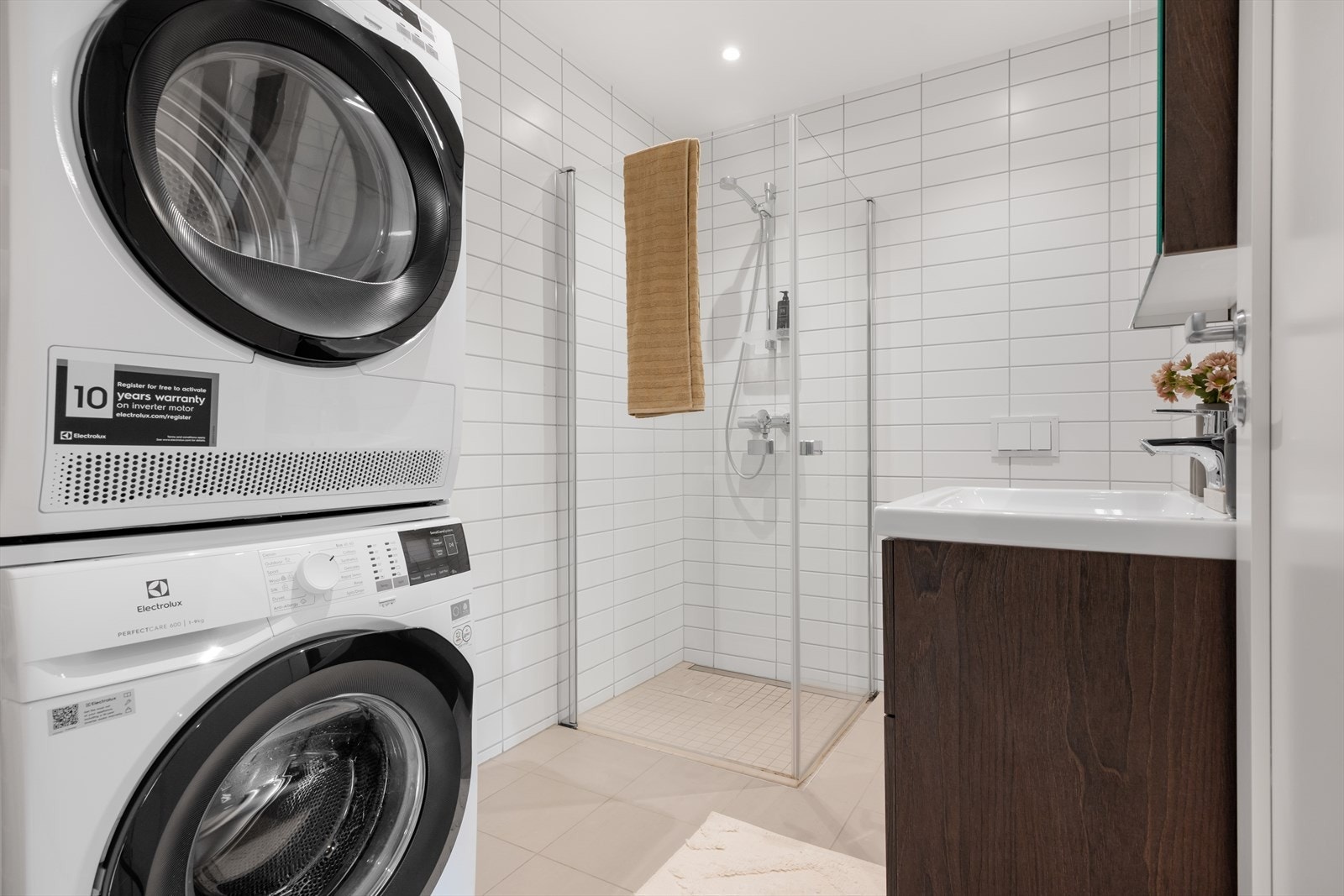 Helfliset bad med vannbåren varme i gulv og opplegg for vaskemaskin. Galleribilde