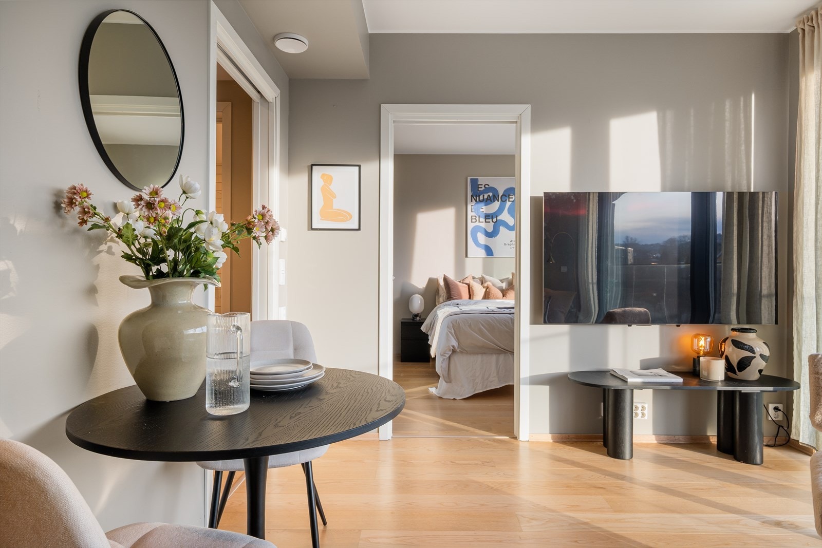 Det er god flyt i leiligheten mellom stue, kjøkken, soverom og bad. Galleribilde