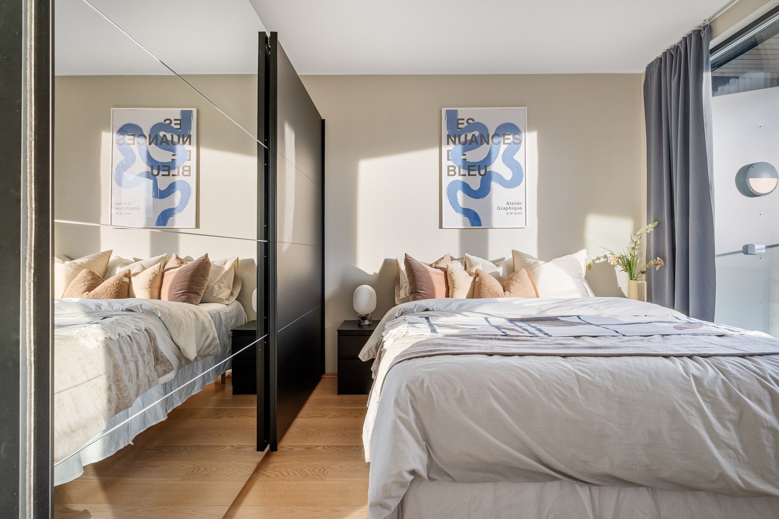 Soverommet er av god størrelse og har plass til dobbeltseng, nattbord og stort garderobeskap. Galleribilde