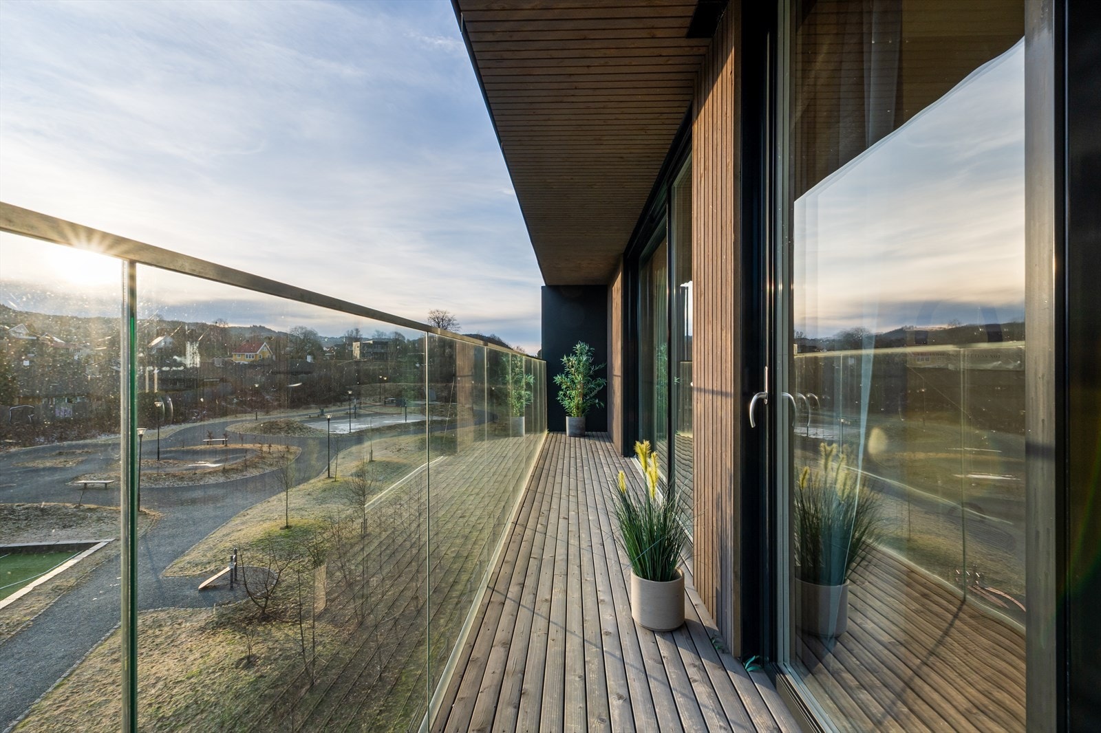 Fra stuen og soverommet er det utgang til en herlig altan på 10 m². Galleribilde