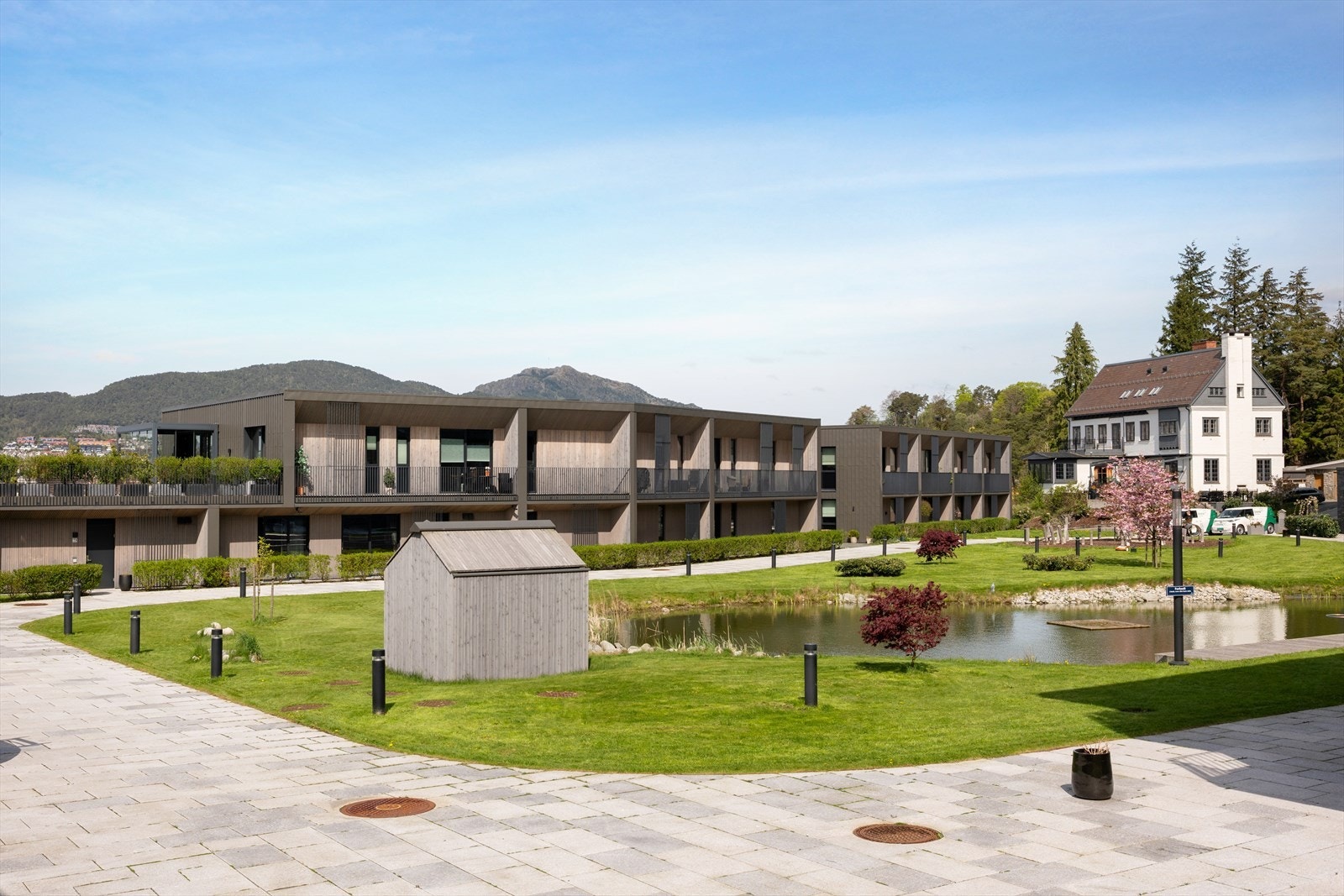 Sameiet har opparbeidet et lekkert fellesareal med blant annet masse grønt områder og karpedam. Galleribilde