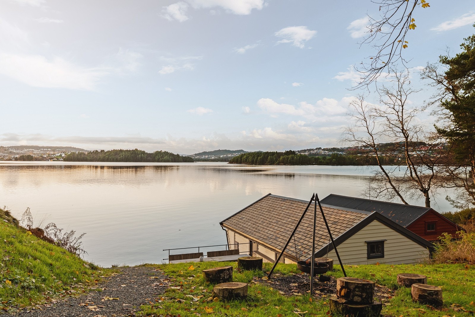 Nede ved vannet ligger Sjøhuset, en badeplass med brygge og båthus. Her får også beboere tilgang til grill, SUP og kajakker. Galleribilde
