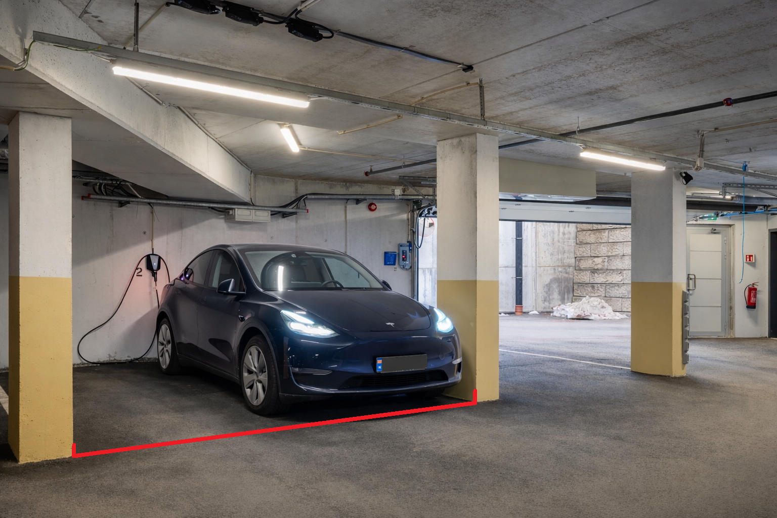 Romslig parkeringsplass med en bredde på hele 3,62 m, med elbil-lader. Galleribilde