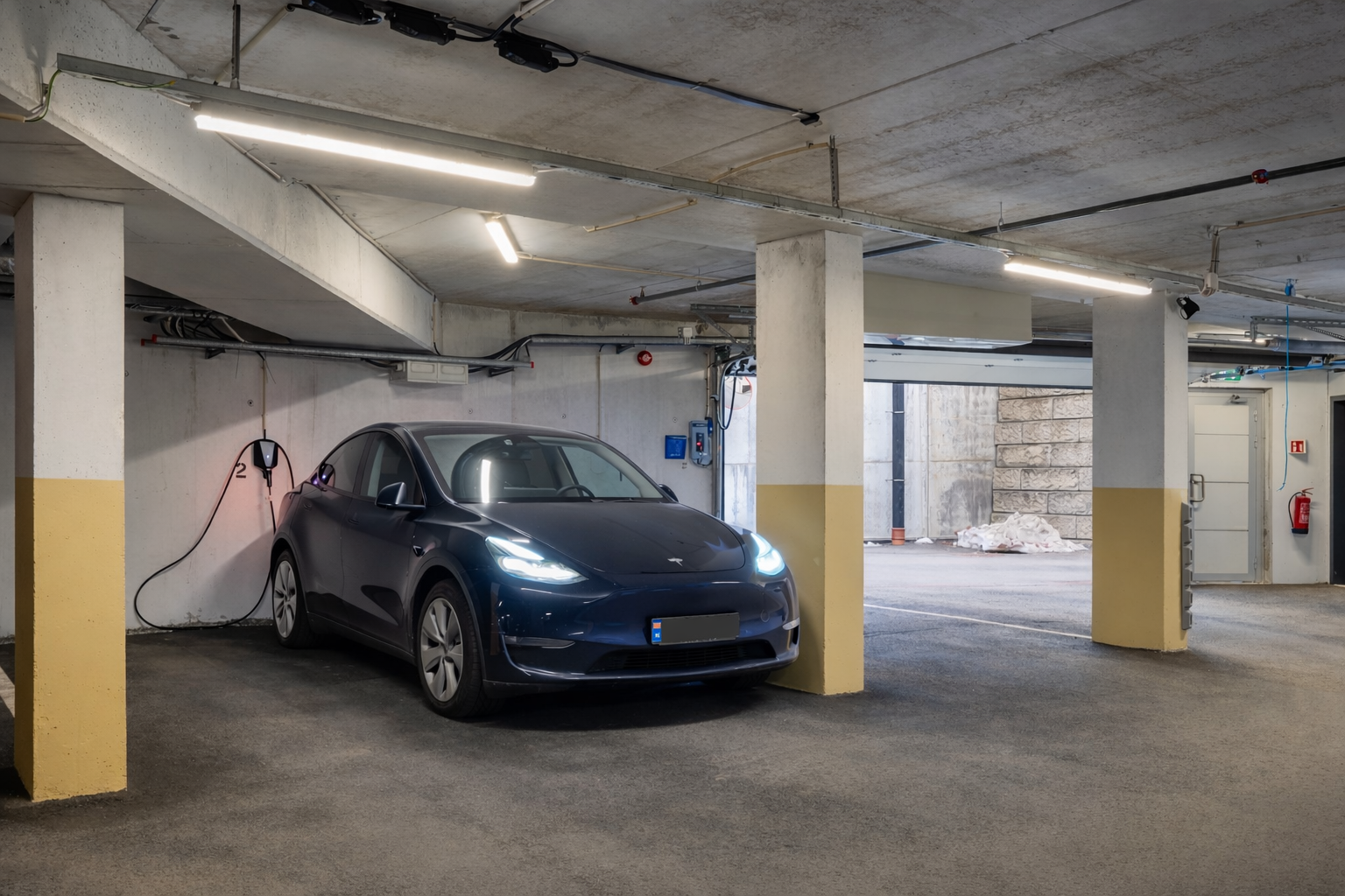 Romslig parkeringsplass med en bredde på hele 3,62 m, med elbil-lader. Galleribilde