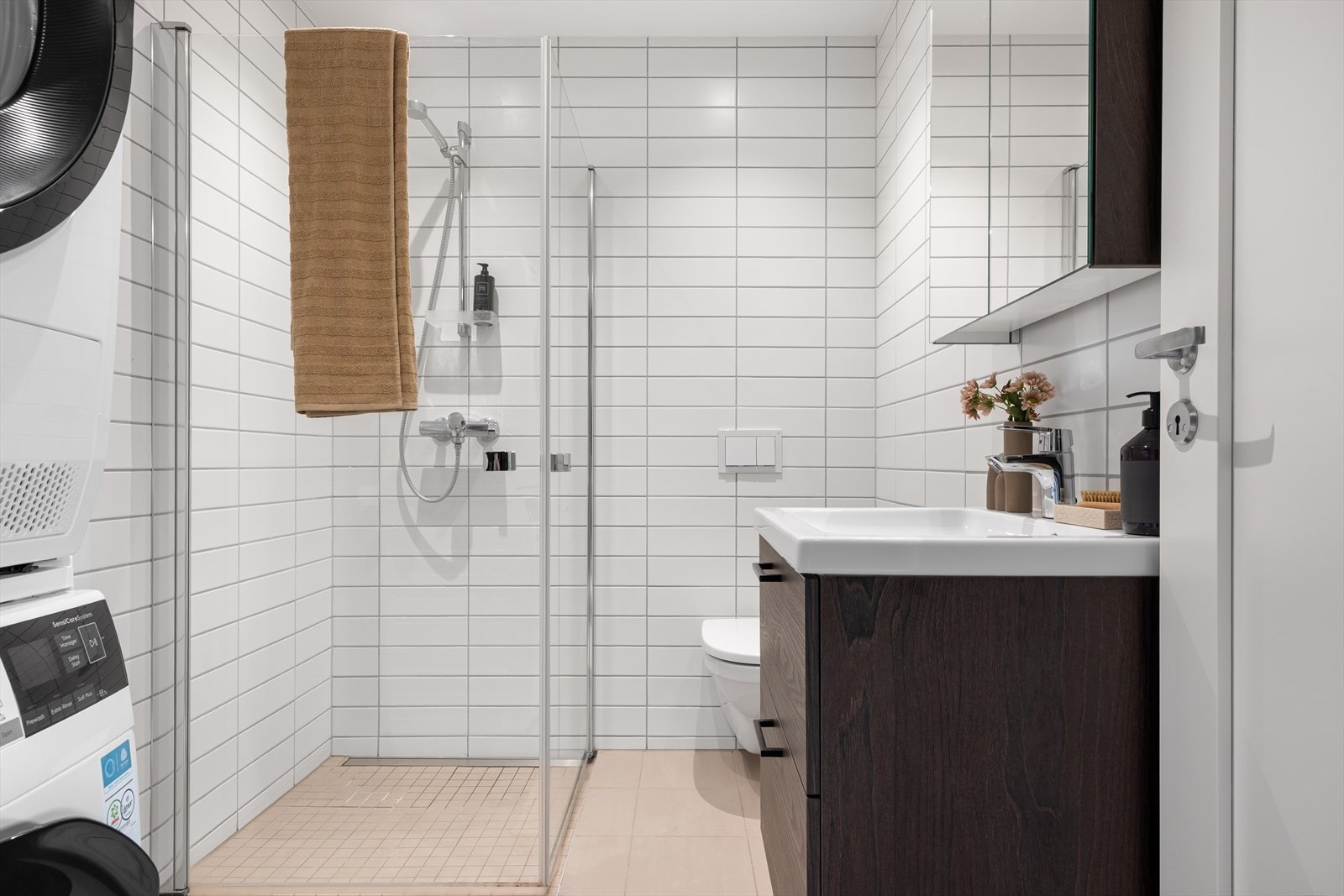 Moderne og tidløst innredet med servant og speilskap. Galleribilde