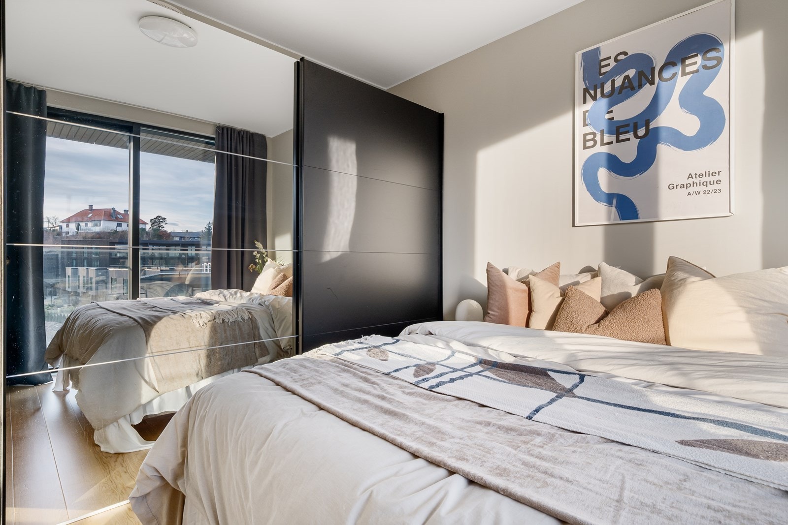 Soverommet er malt i en behagelig farge og har store vindusflater som skaper en avslappende atmosfære. Galleribilde