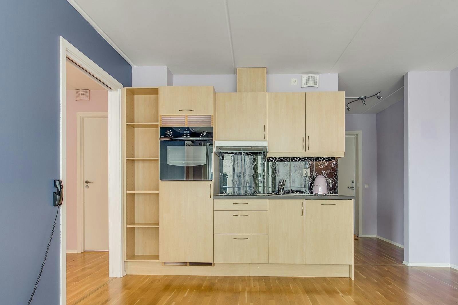 Kjøkkenet inkluderer stekeovn, platetopp og oppvaskmaskin Galleribilde