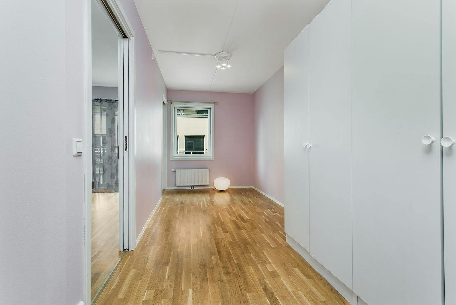 Romslig soverom med garderobe Galleribilde