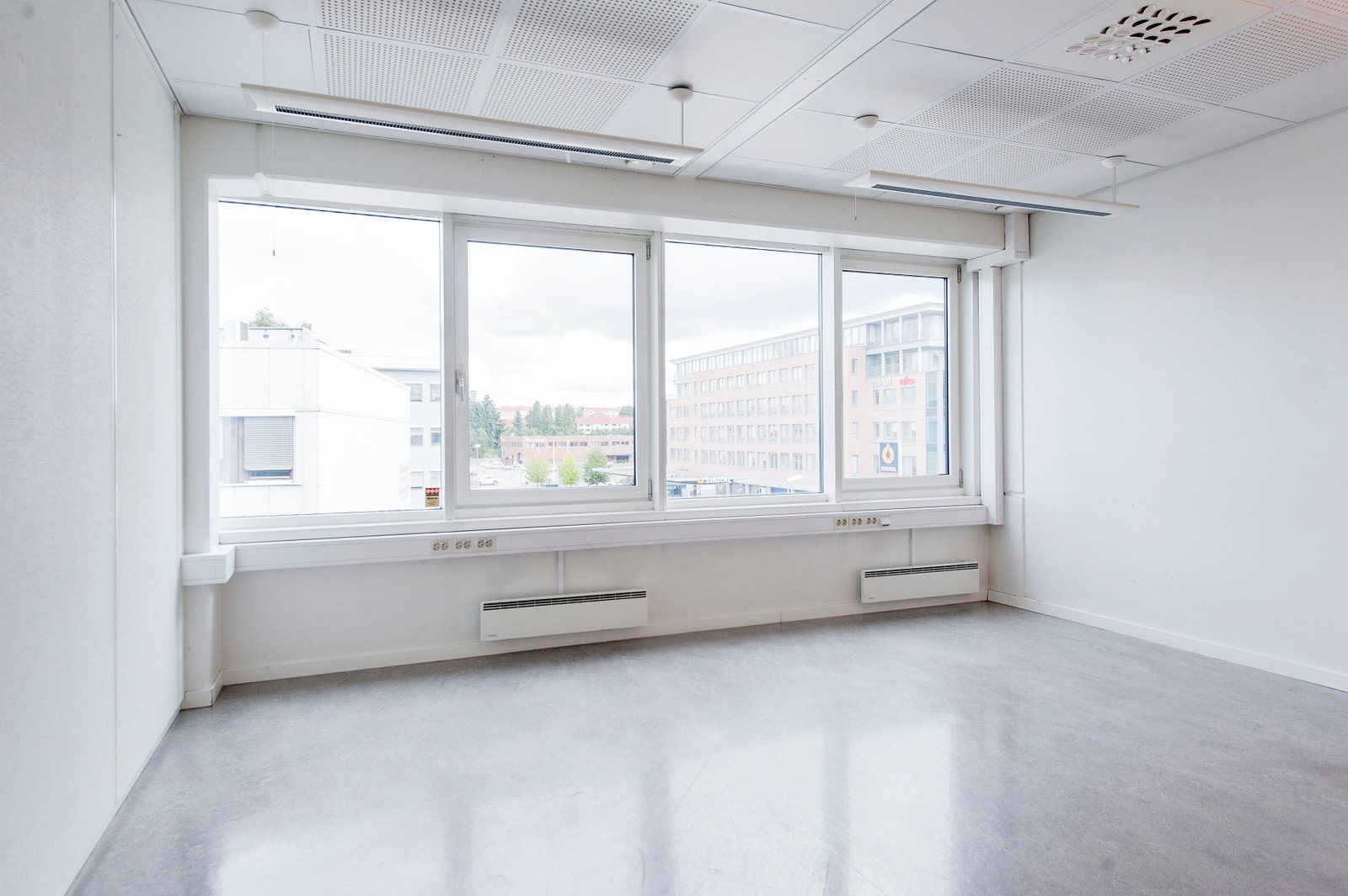 Det vil bli lagt teppefliser, malt og skiftet til led belysning før innflytning. Galleribilde