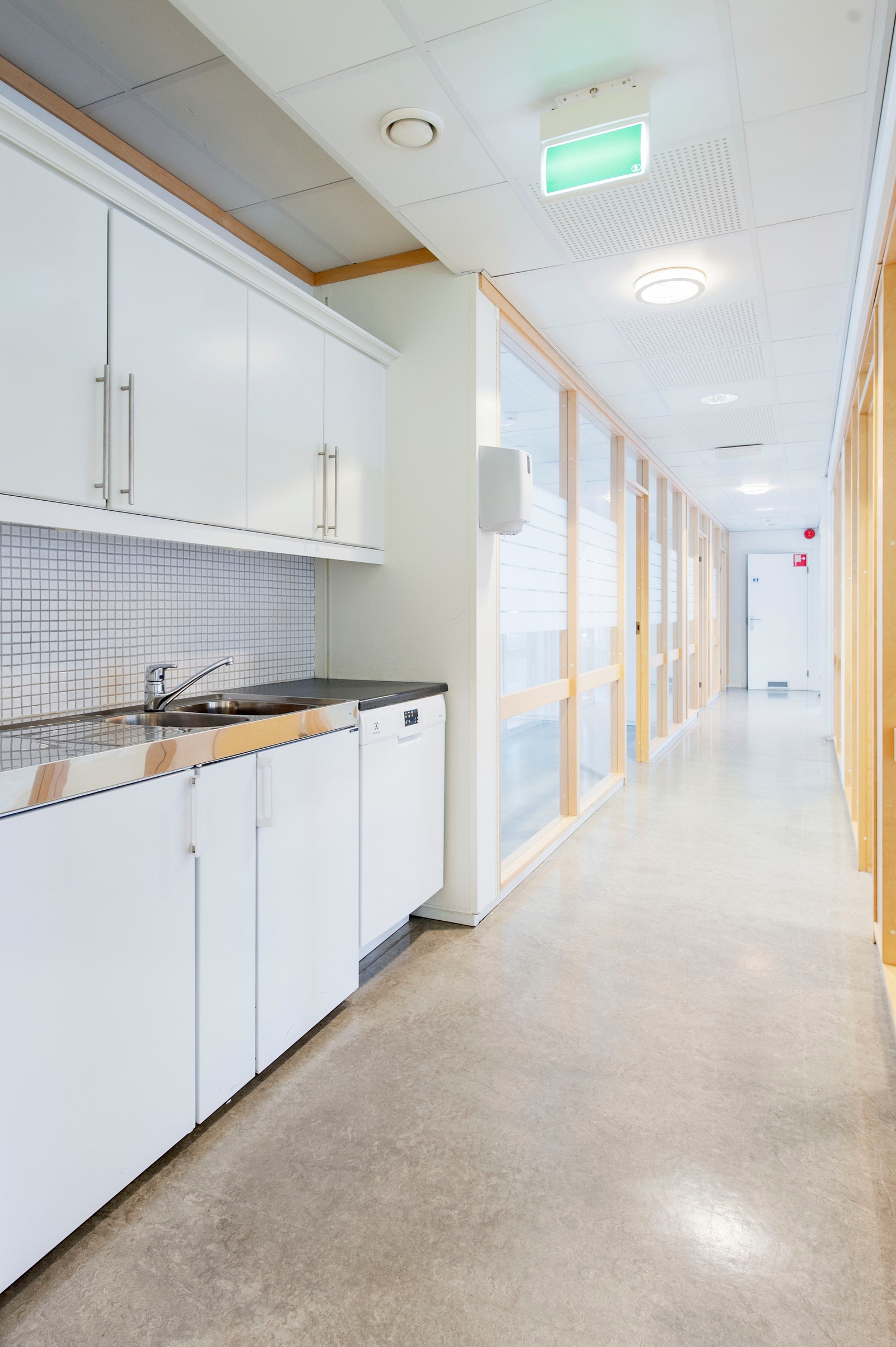 Det vil bli lagt teppefliser, malt og skiftet til led belysning før innflytning. Galleribilde