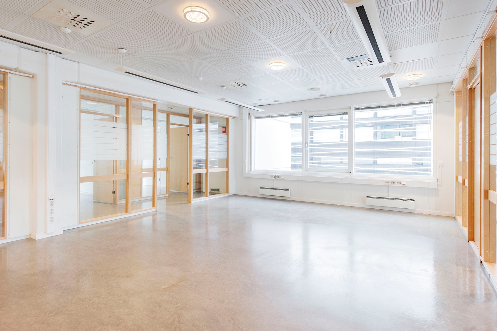 Det vil bli lagt teppefliser, malt og skiftet til led belysning før innflytning. Galleribilde