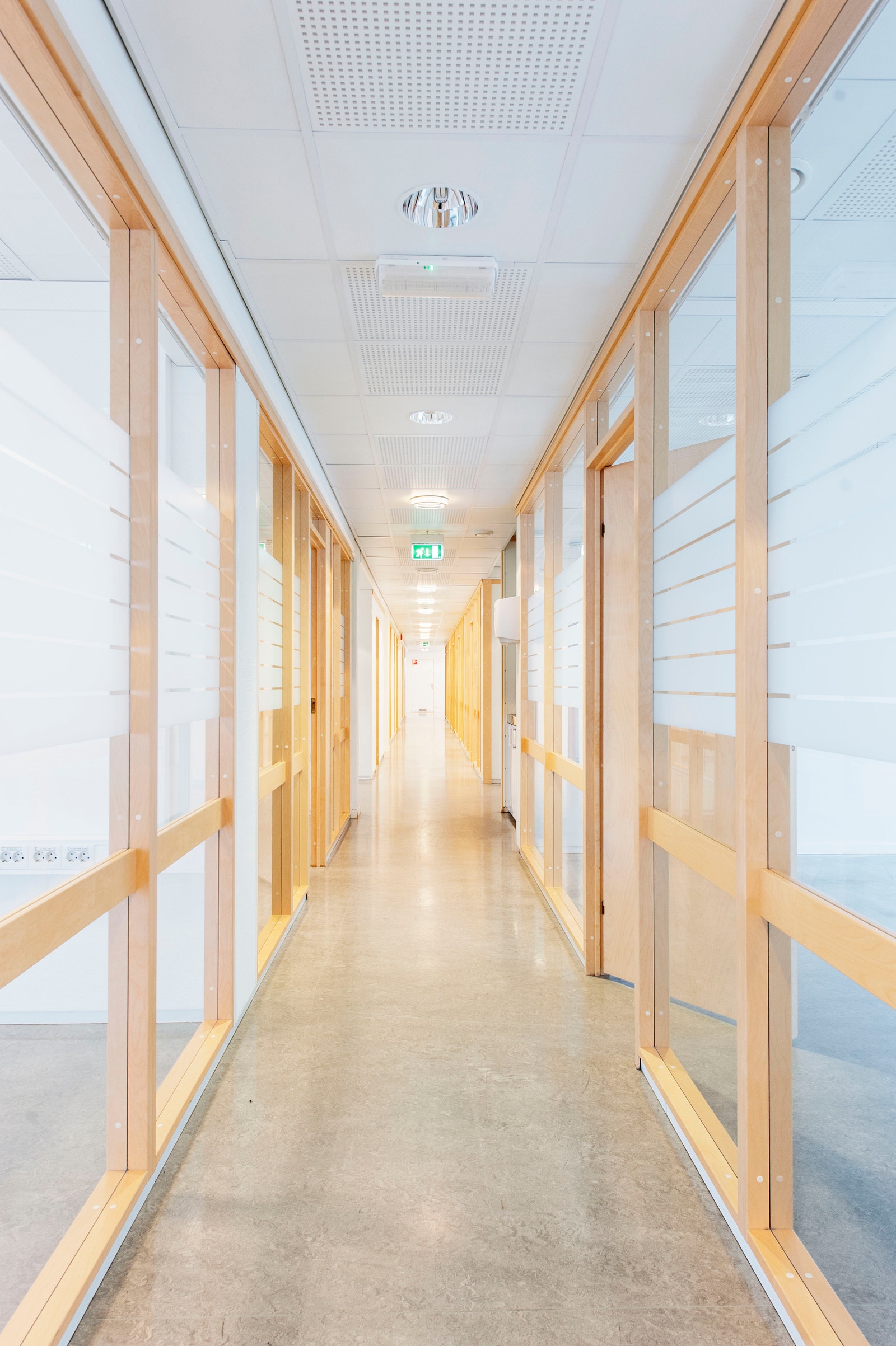 Det vil bli lagt teppefliser, malt og skiftet til led belysning før innflytning. Galleribilde