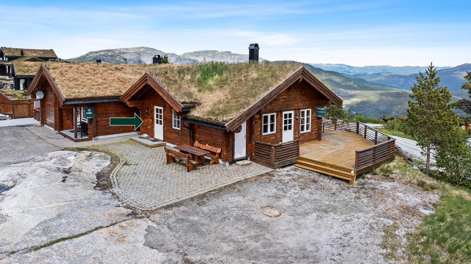 Hytten ligger på toppen av Vrådal med fantastisk utsikt over fjellene. Hytten er en duohytte. Og det er hytten til høyre som er til salgs. Galleribilde