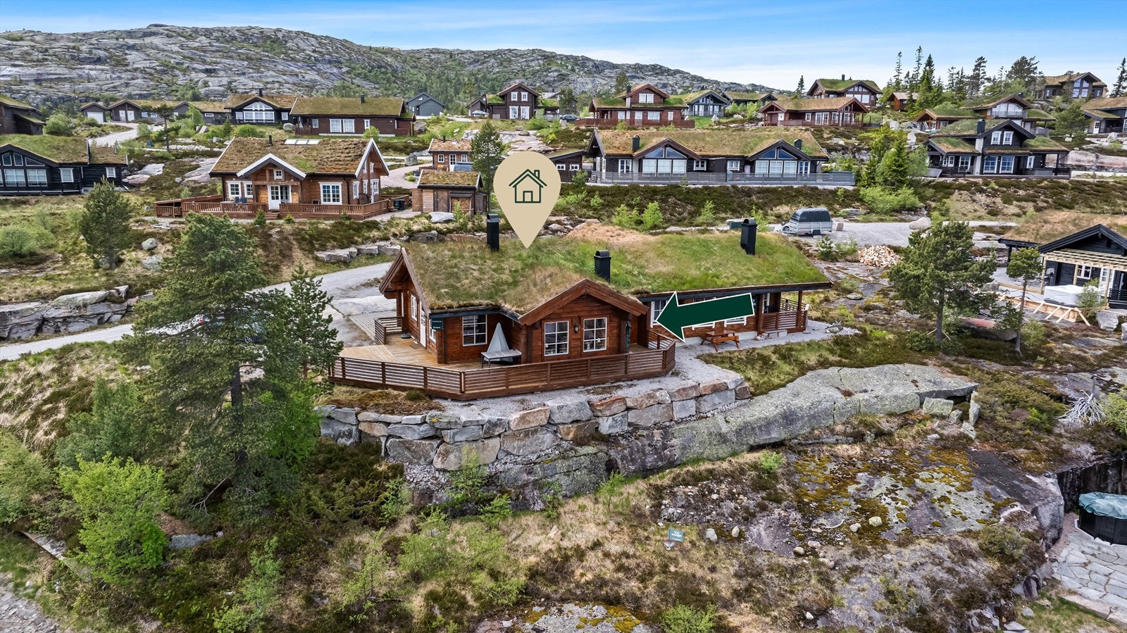 Hytten ligger flott til på toppen av Vrådal - med kort vei til alpinanlegg, langrennsløyper og ikke minst; saunaen på toppen! Galleribilde
