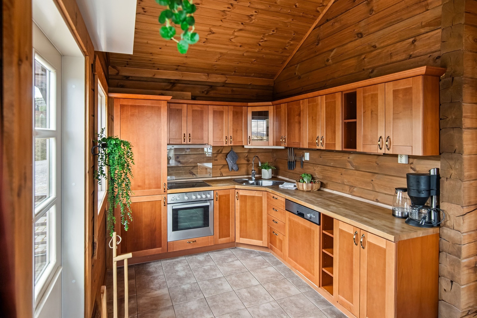 Kirsebærfarget kjøkken fra byggeår, 2010. Integrerte hvitevarer Galleribilde