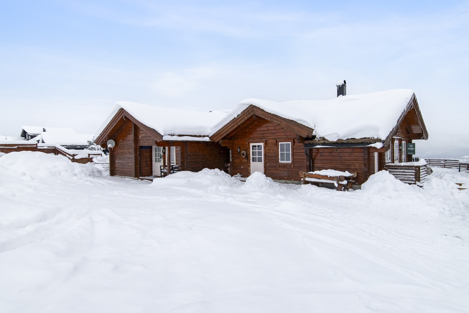 Stor gårdsplass med gode parkeringsmuligheter Galleribilde