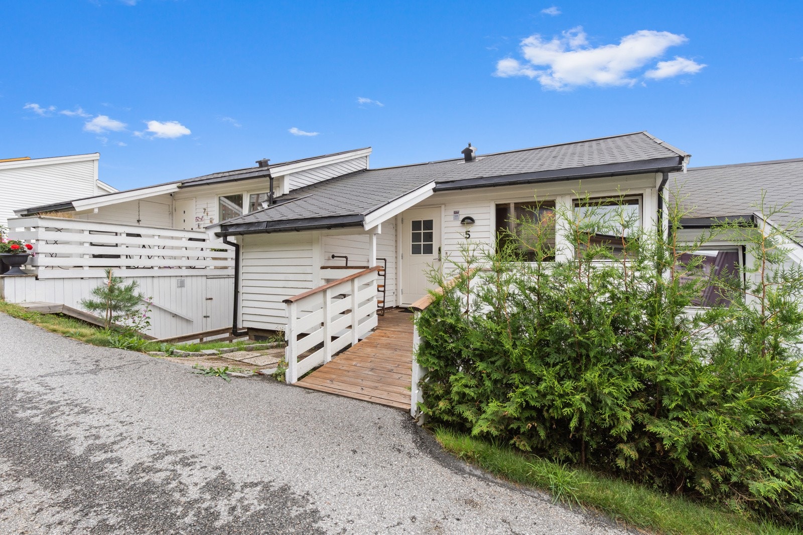 Hyggelig inngangsparti med sportsbod og mulighet for en kaffekrok. Galleribilde