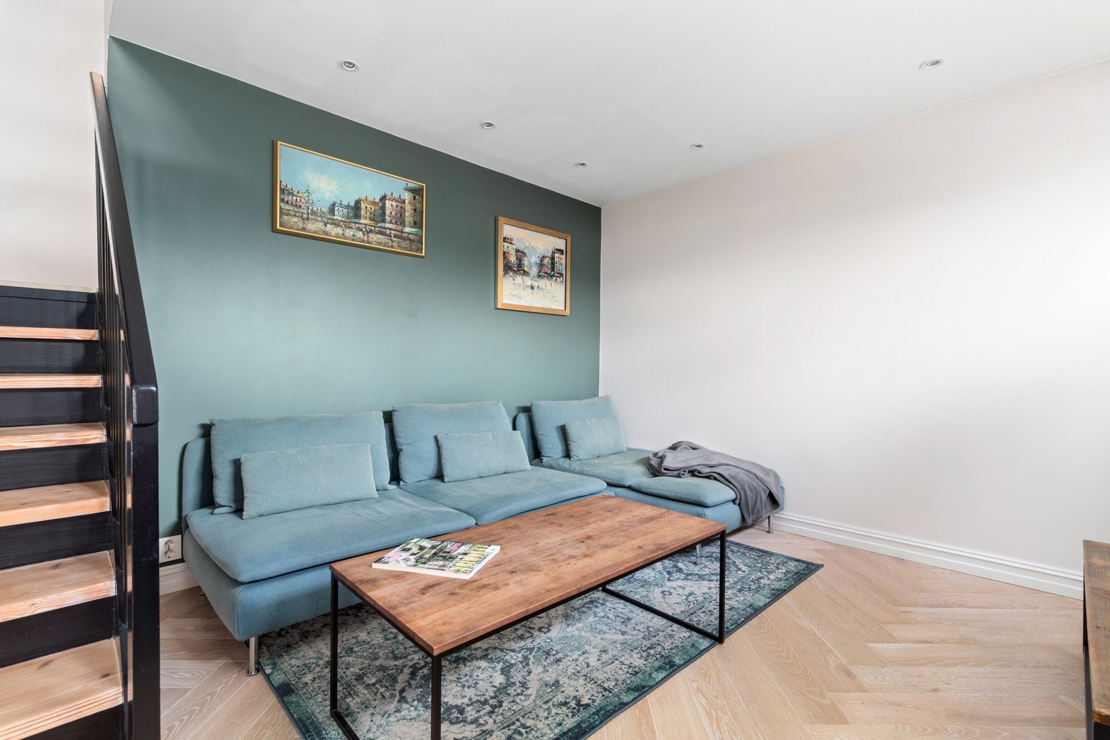 Romslig stue med adkomst til den solrike terrassen på ca 29kvm. Galleribilde