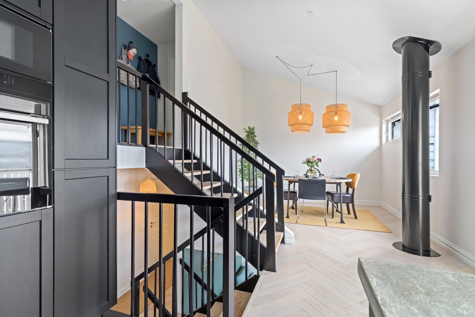 Boligen har en åpen løsning mellom spisestue og kjøkken i 2.halvplan. Galleribilde