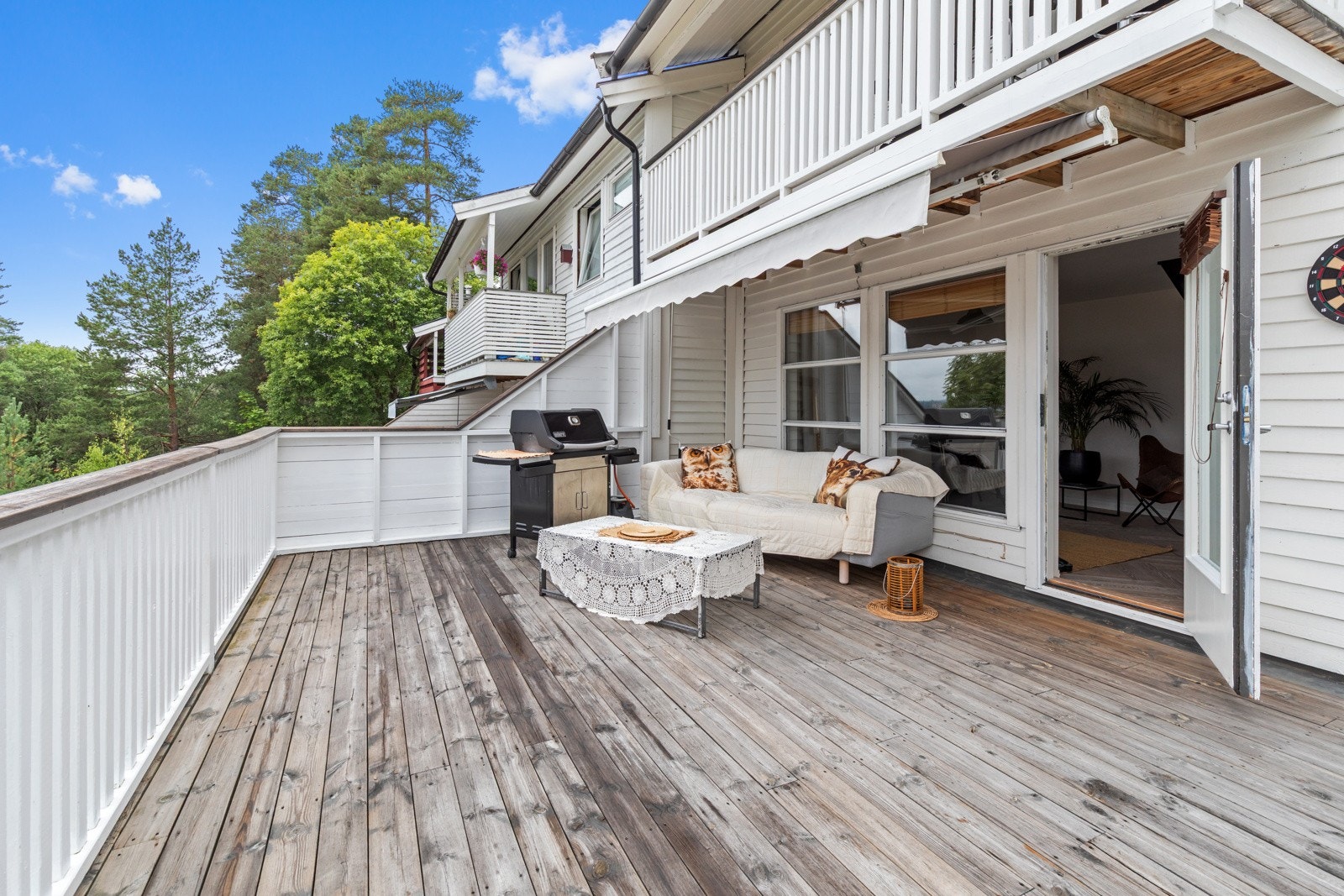 Romslig terrasse med flott utsikt, gode solforhold og god plass til en sittegruppe. Galleribilde