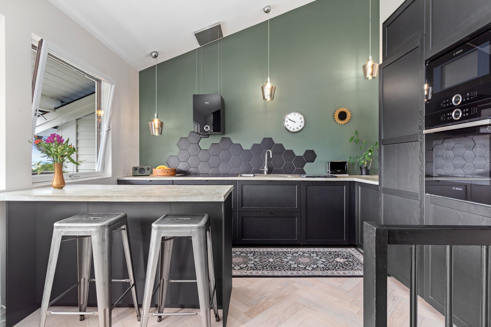 Kjøkkenet har svært moderne innredning fra Bosch samt gode oppbevaringsmuligheter. Galleribilde