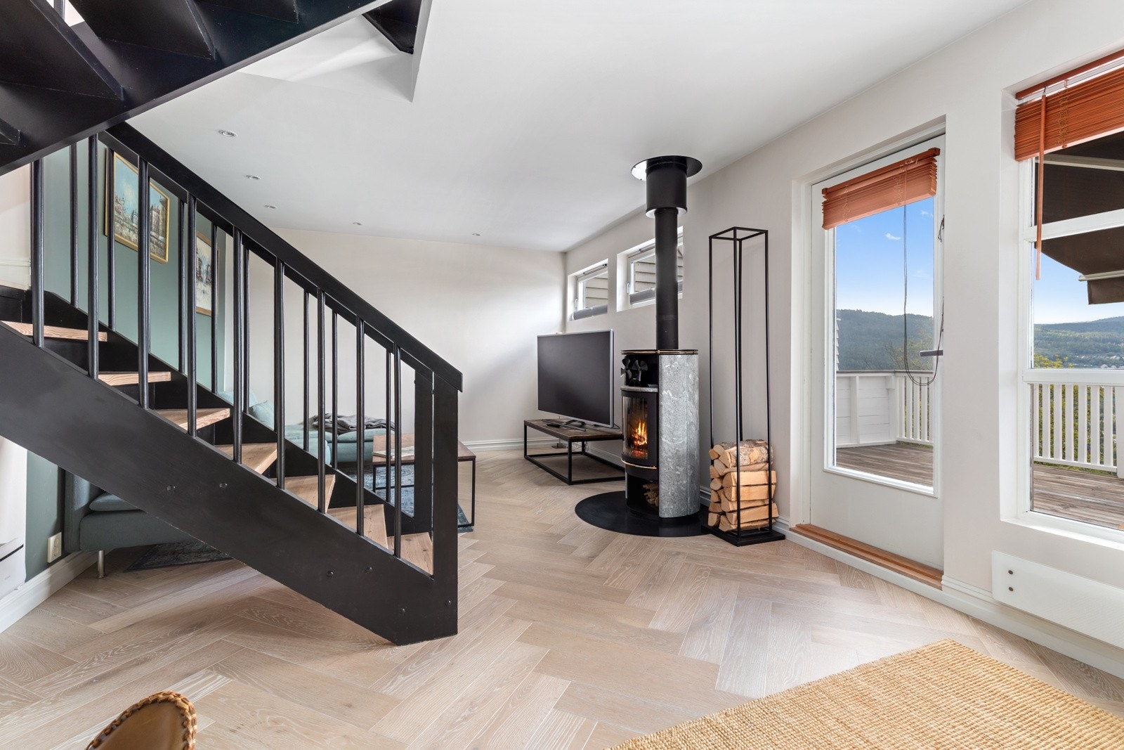 Stuen har vedpeis, her kan du har et godt inneklima hele året. Galleribilde