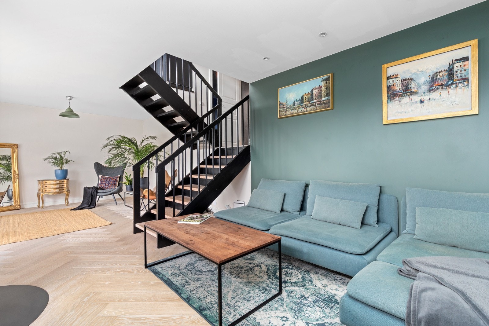 Stuen har et pent og solid parkettgulv. Galleribilde